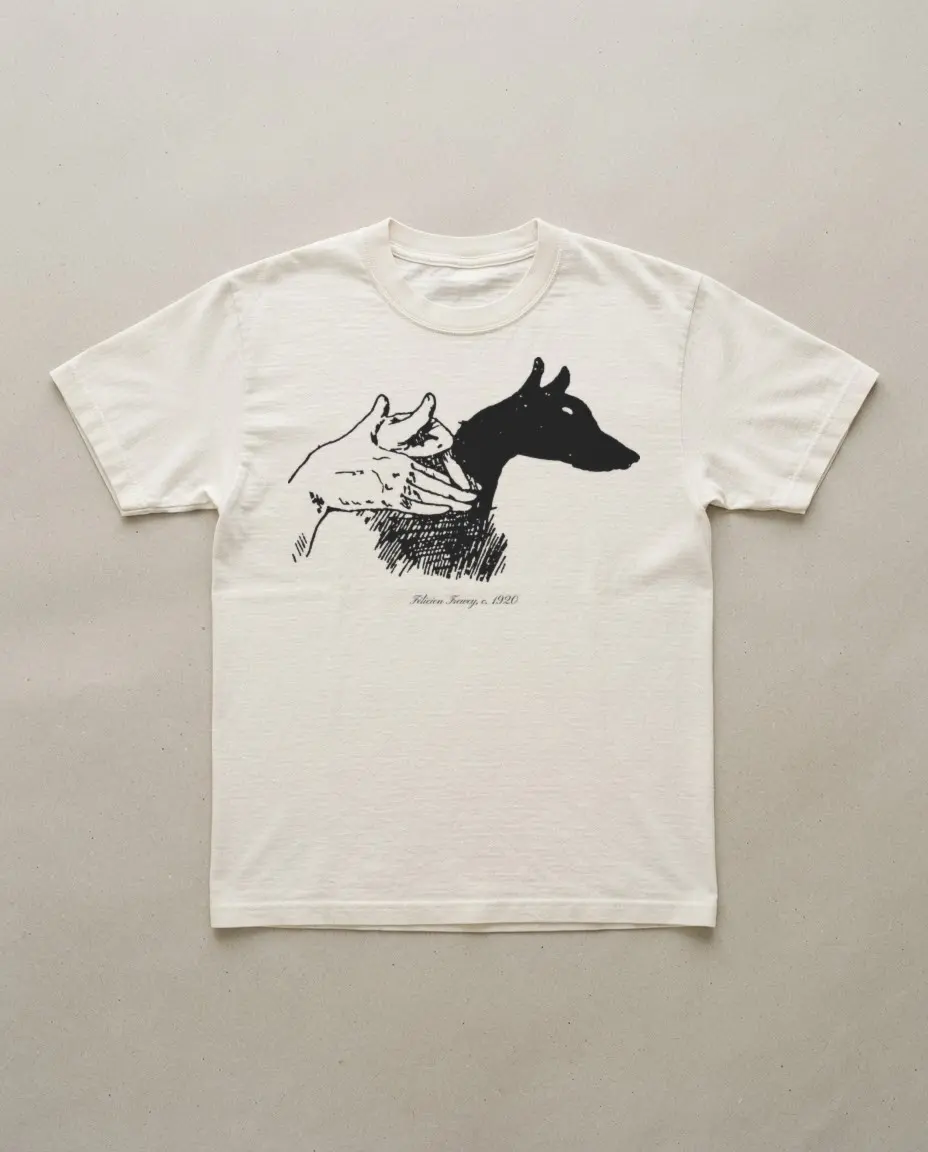 Camiseta blanca con la sombra de un lobo impresa en negro